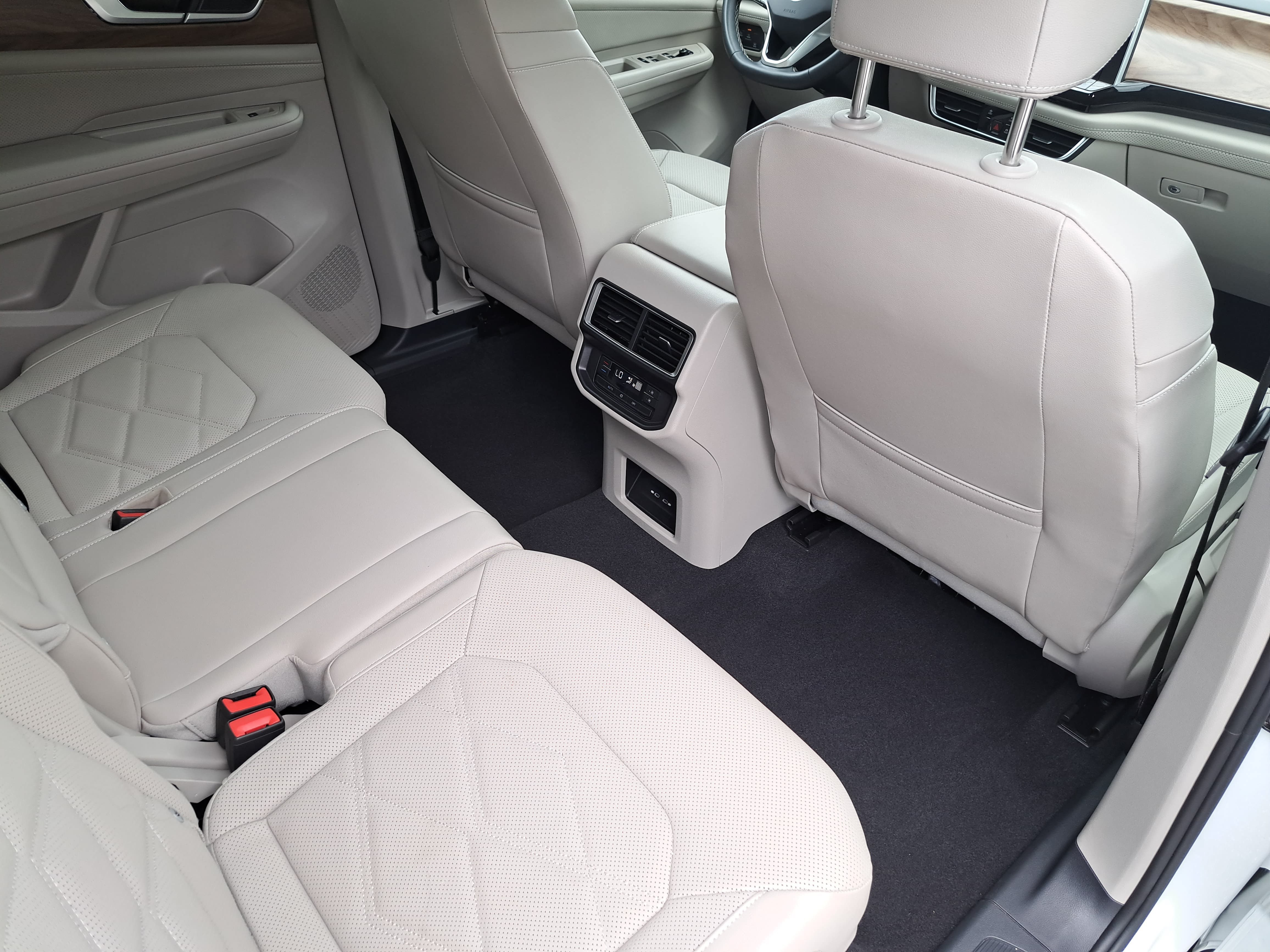 Certified 2025 Volkswagen Atlas SE AWD/4WD image 11