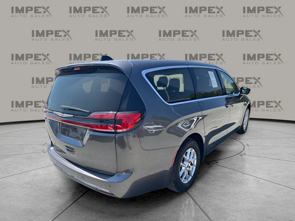 Used 2023 Chrysler Pacifica Touring-L image 5