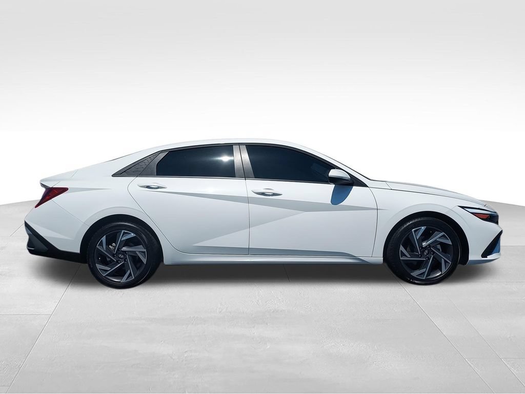 Used 2025 Hyundai Elantra SE FWD image 9
