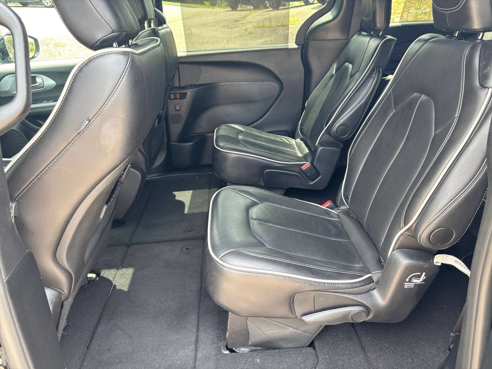 Used 2025 Chrysler Pacifica Limited FWD image 28