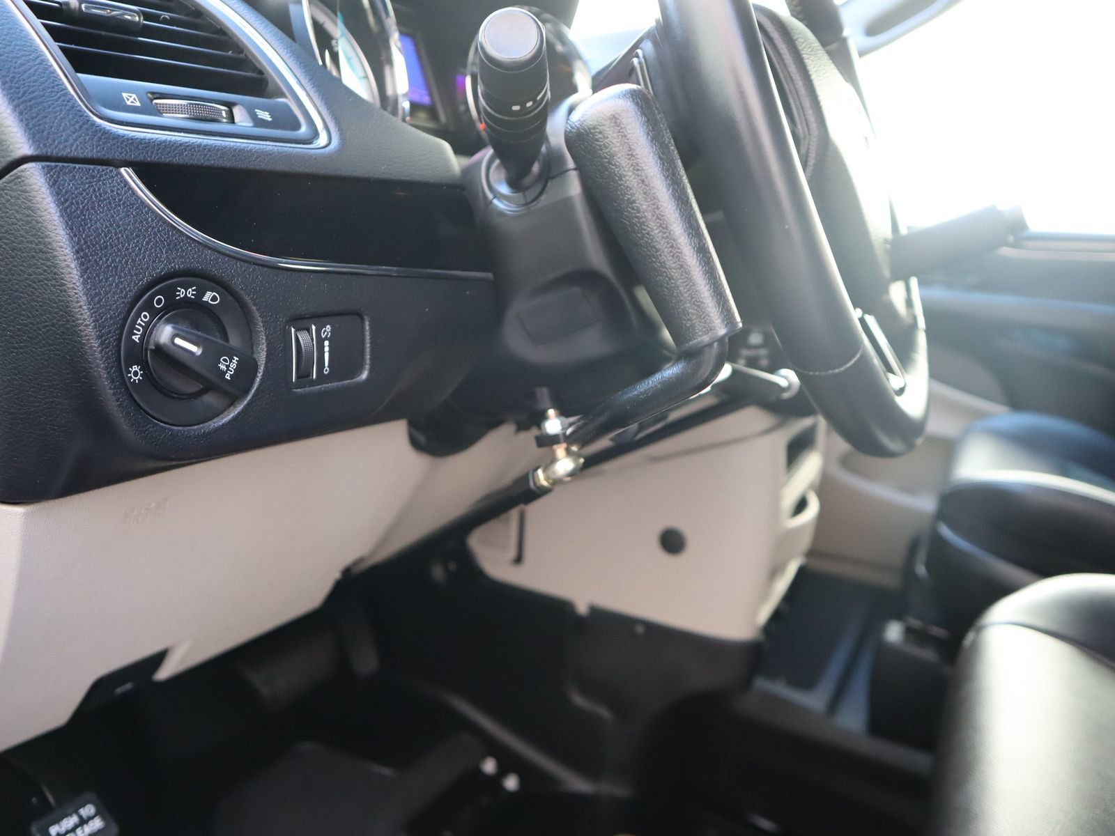 Used 2017 Dodge Grand Caravan SXT w/ Rear Park Assist Package image 11