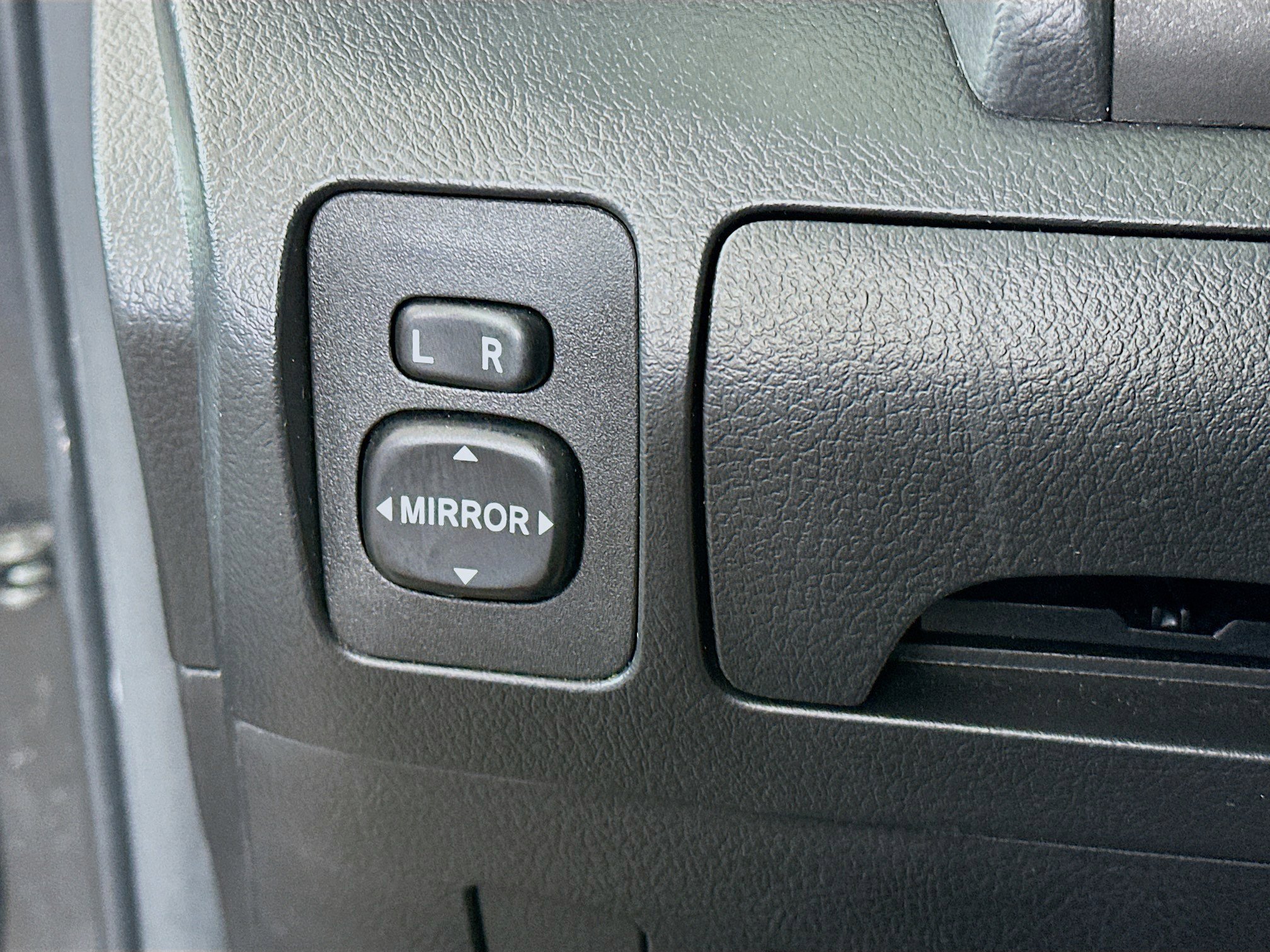Used 2011 Toyota Camry SE w/ SE Extra-Value Pkg #1 FWD image 16