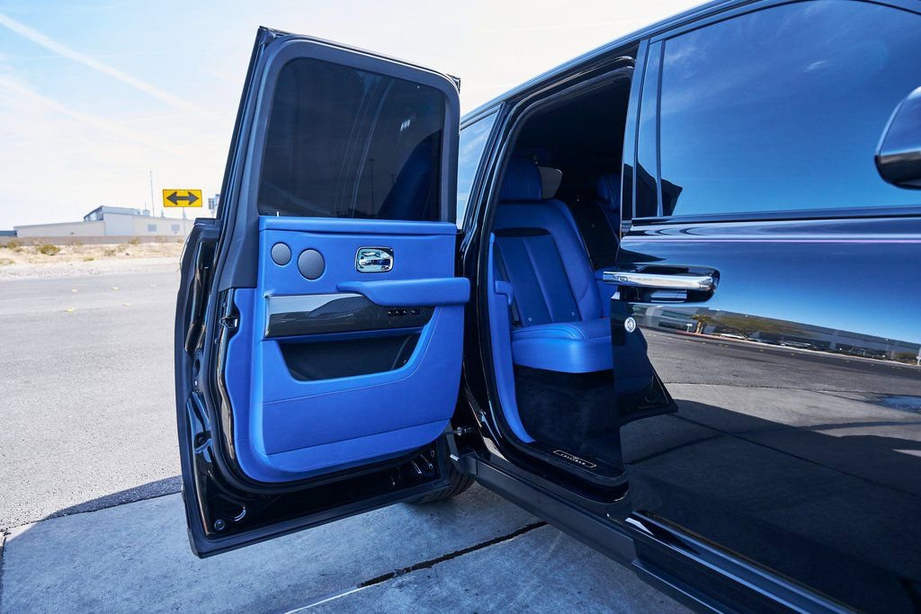 Used 2021 Rolls-Royce Cullinan Black Badge image 32