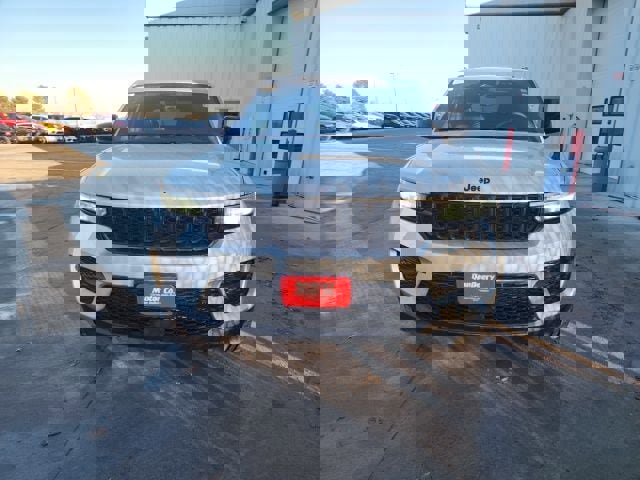 New 2025 Jeep Grand Cherokee Altitude image 8