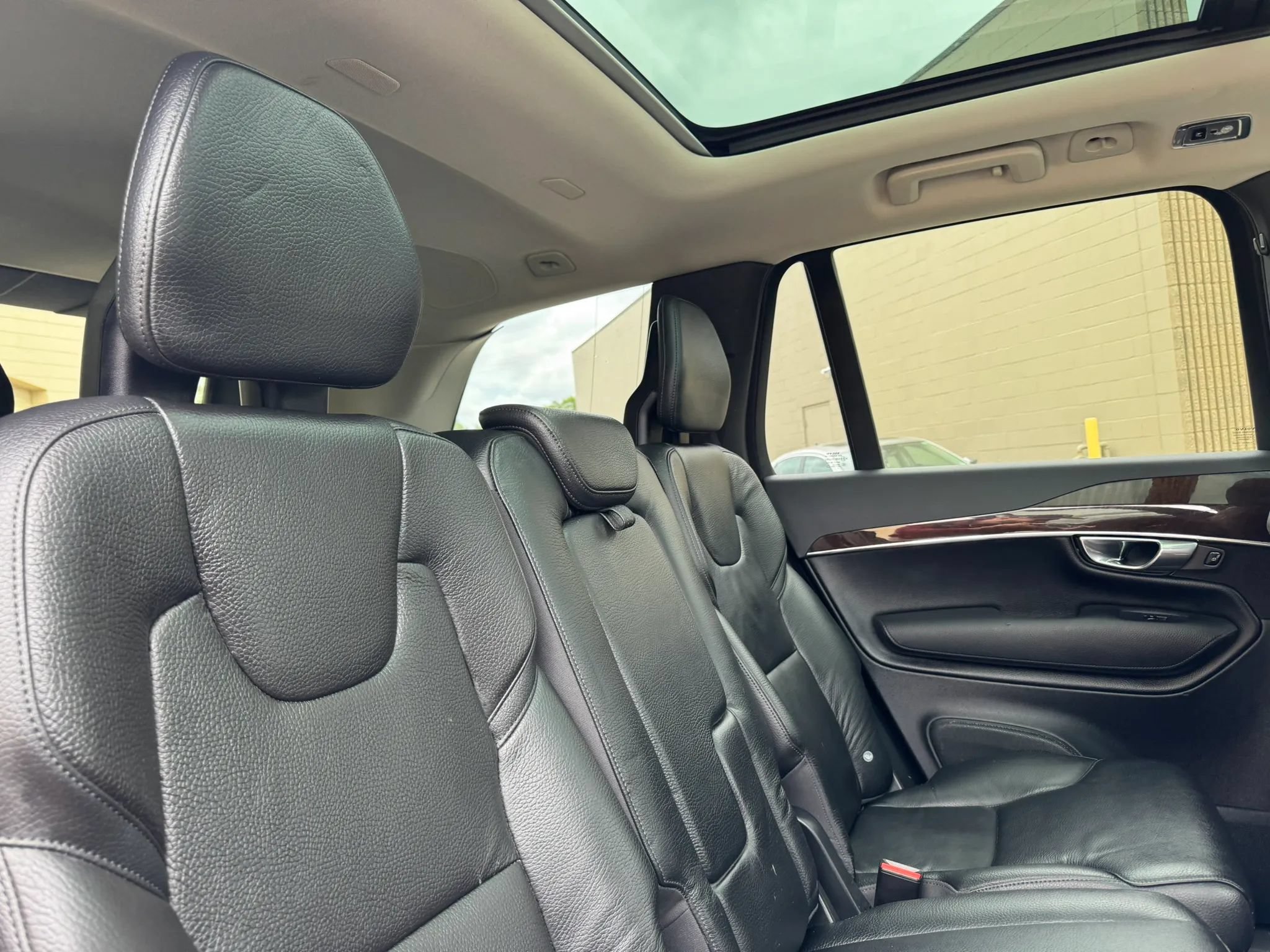 Used 2016 Volvo XC90 T6 Momentum w/ Momentum Plus Package AWD/4WD image 30