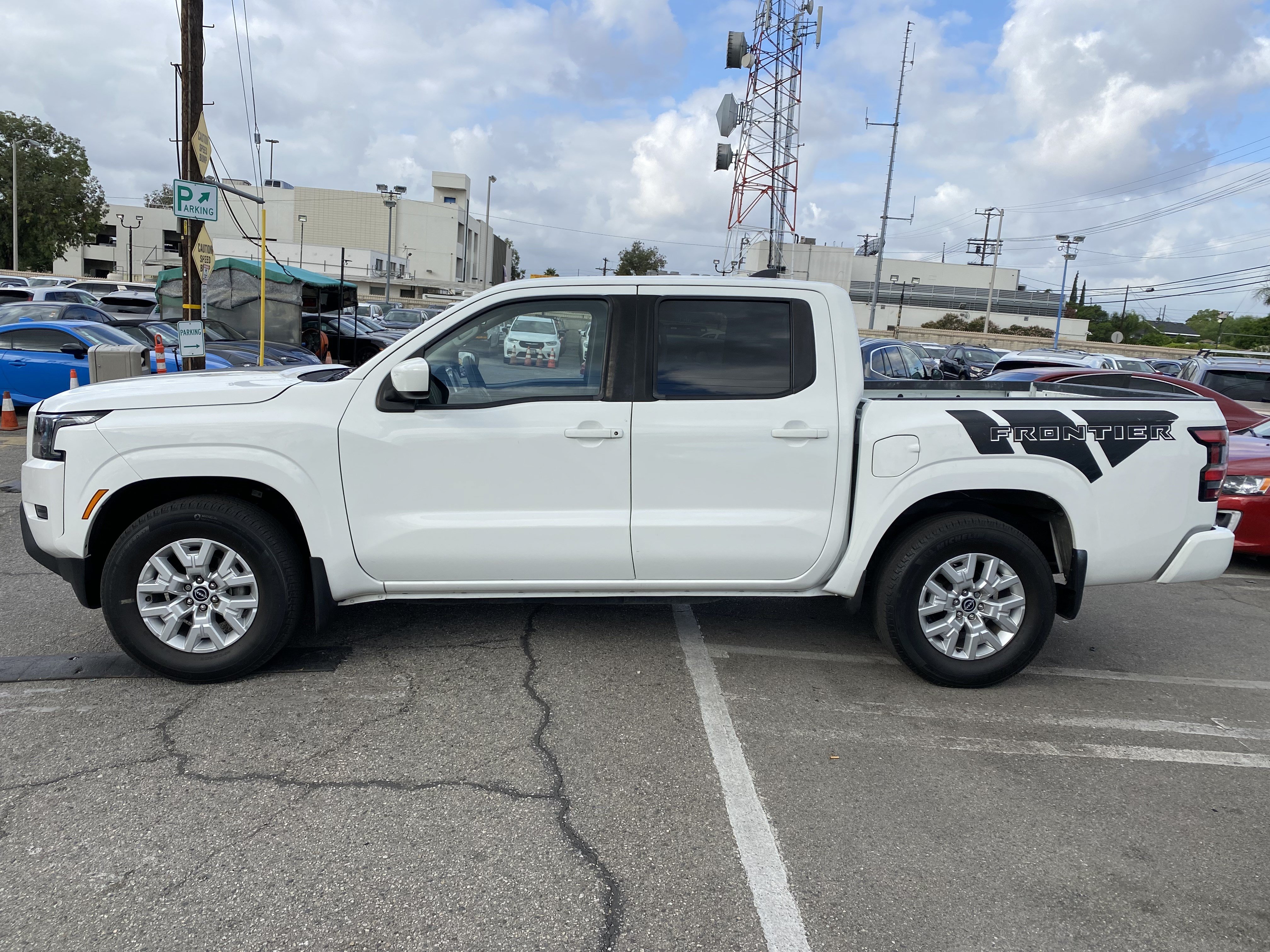 Used 2023 Nissan Frontier SV w/ Graphics Package RWD image 8