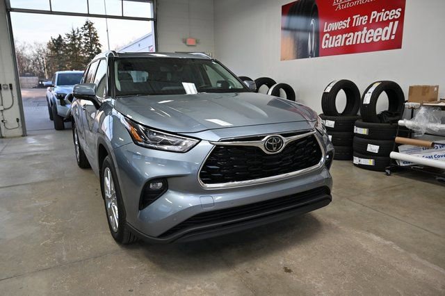 Used 2023 Toyota Highlander Limited image 3