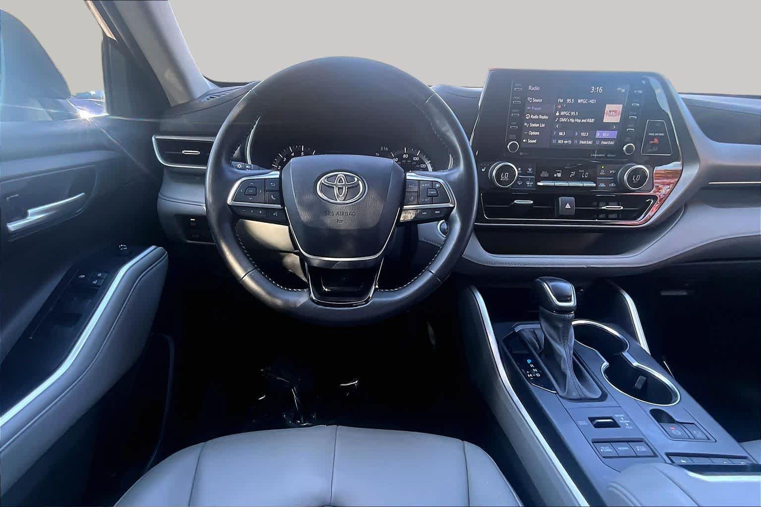 Used 2020 Toyota Highlander XLE AWD/4WD image 6