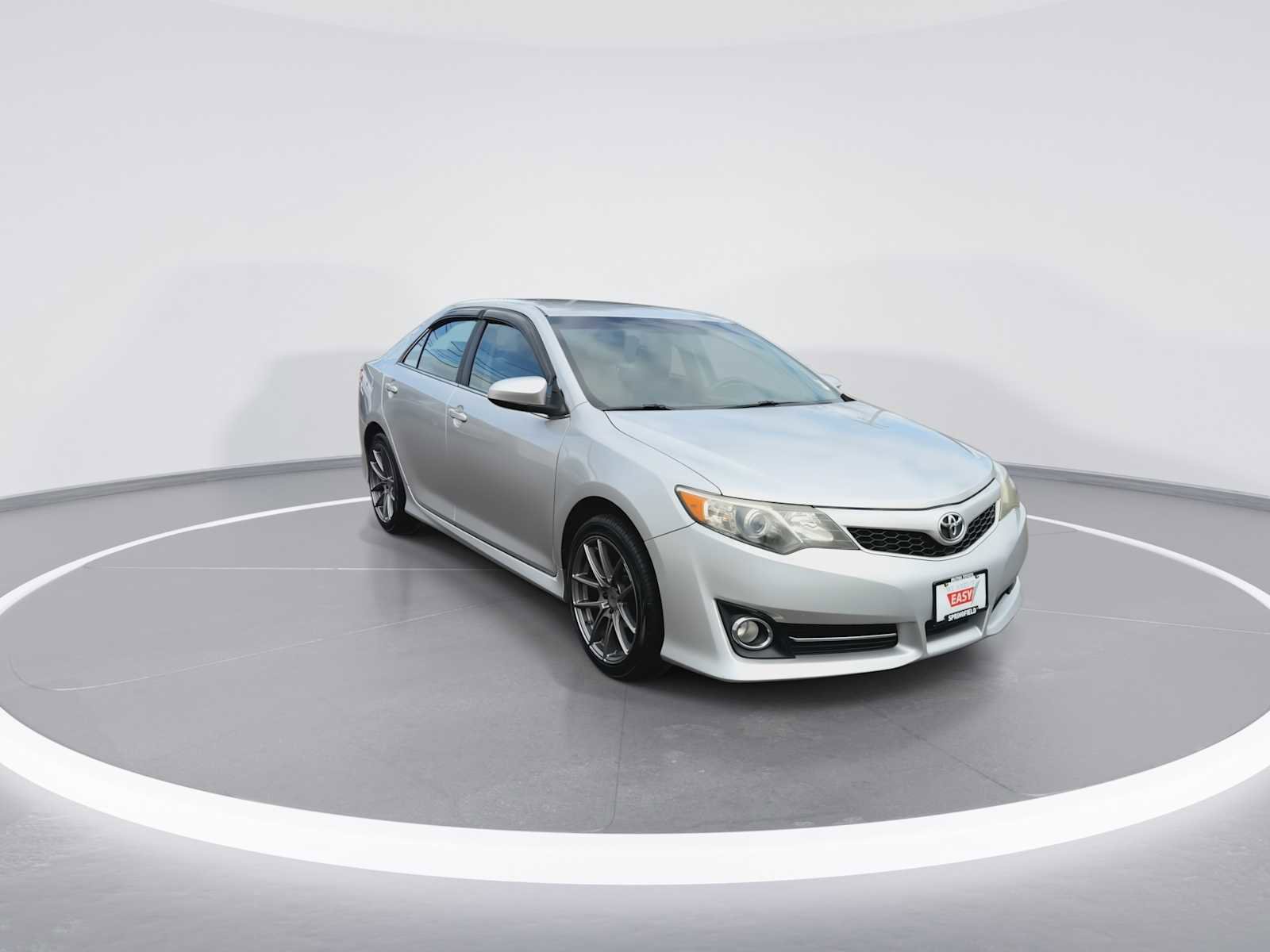 Used 2014 Toyota Camry SE image 2