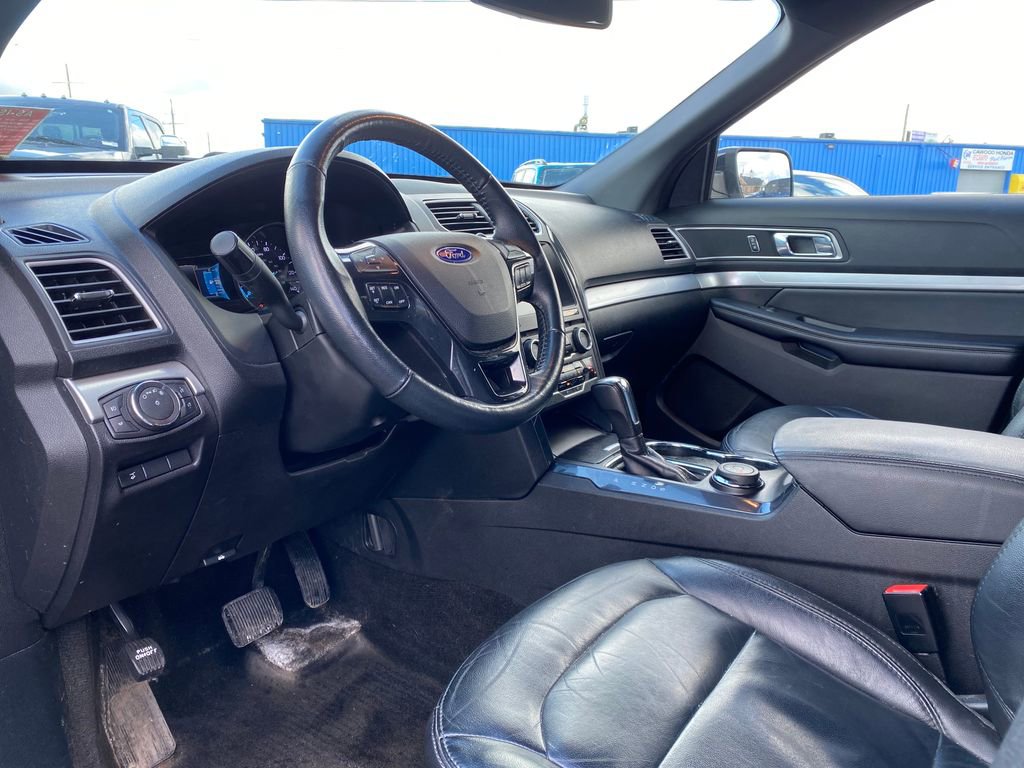 Used 2017 Ford Explorer XLT w/ Equipment Group 202A AWD/4WD image 10