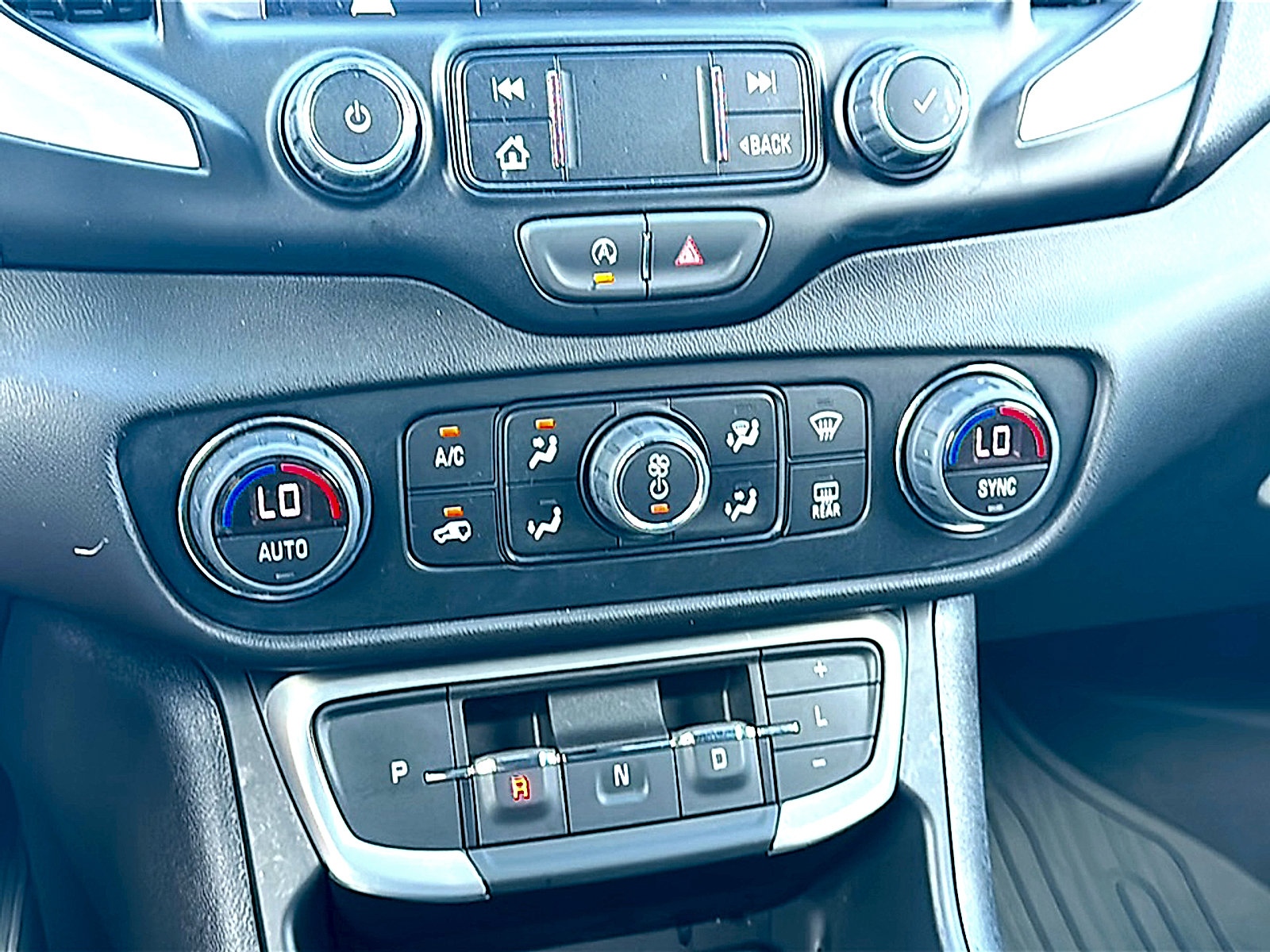 Used 2024 GMC Terrain SLE w/ Driver Convenience Package FWD image 35