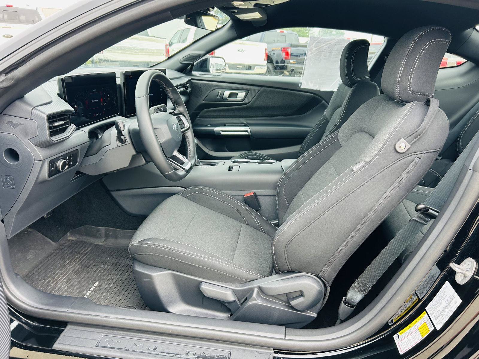 Used 2025 Ford Mustang Coupe RWD image 3