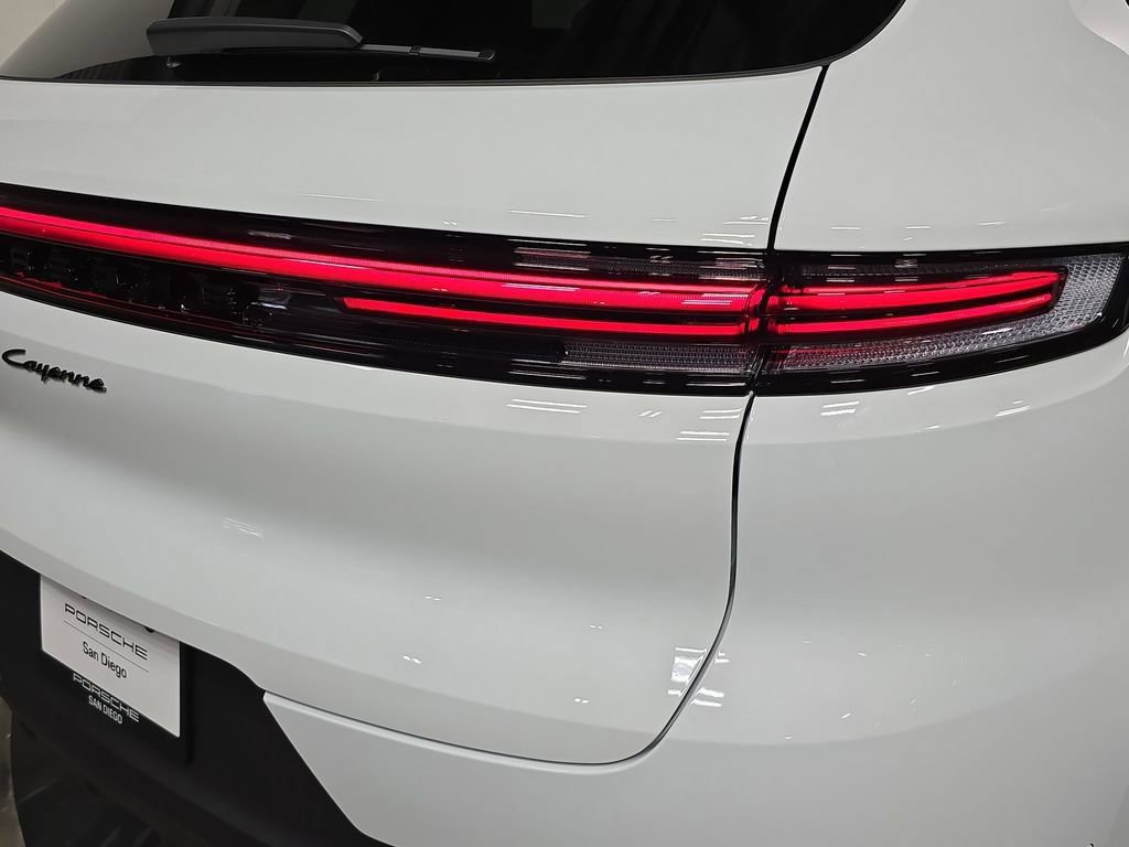Certified 2025 Porsche Cayenne AWD/4WD image 30