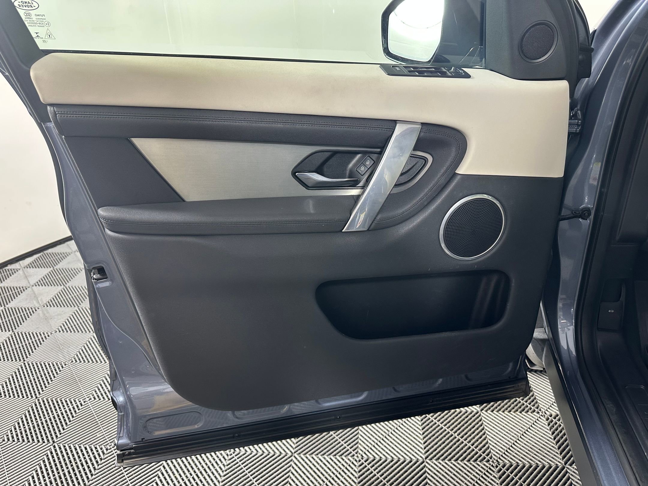 Used 2023 Land Rover Discovery Sport S image 11