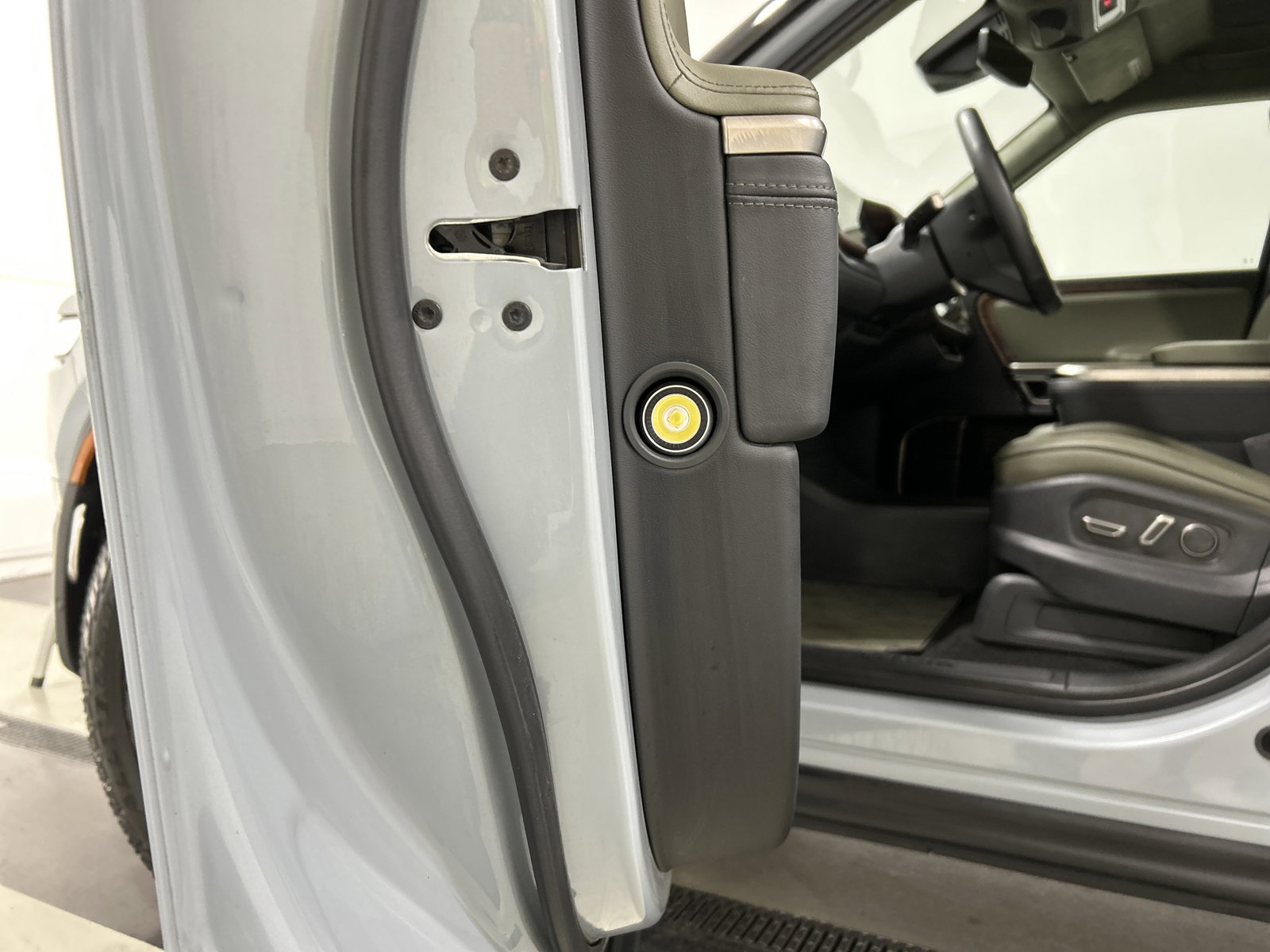 Used 2023 Rivian R1S Adventure image 32