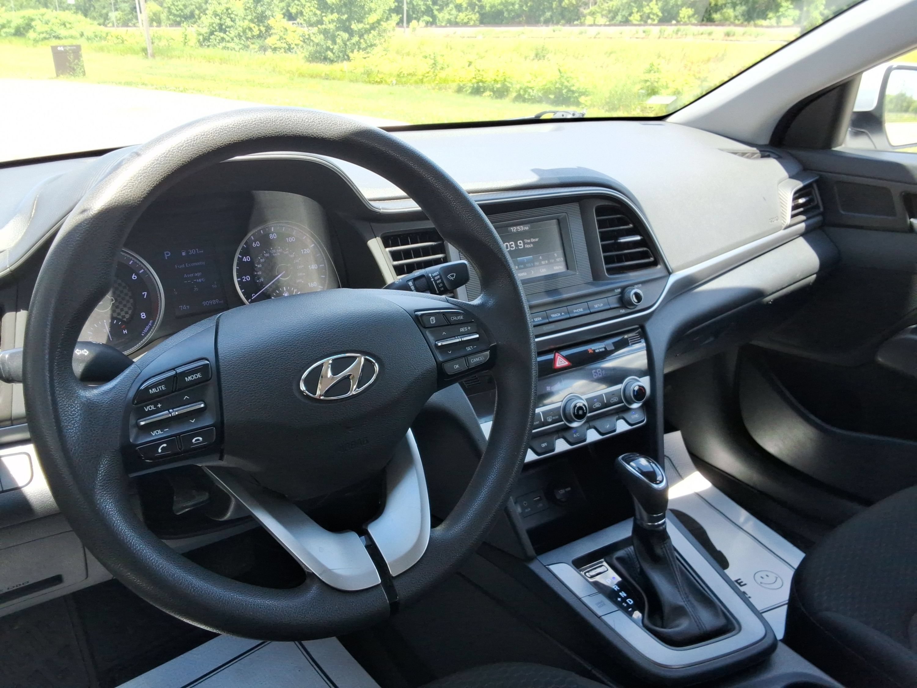 Used 2020 Hyundai Elantra SE w/ Cargo Package (C1) FWD image 12
