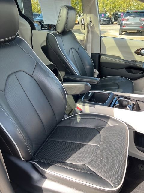 Used 2024 Chrysler Pacifica Limited image 17