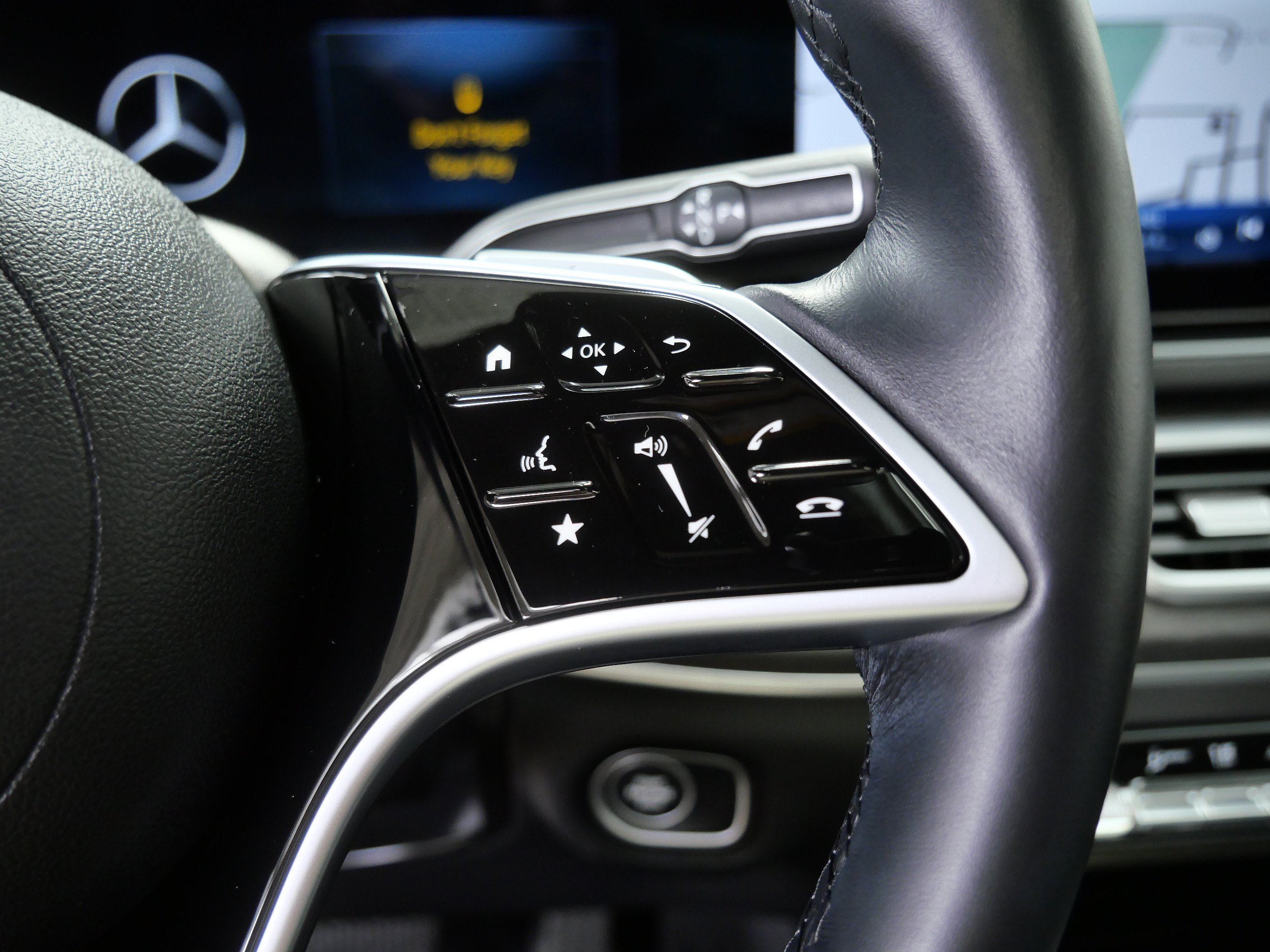 Certified 2025 Mercedes-Benz GLE 450e 4MATIC w/ Driver Assistance Package image 27