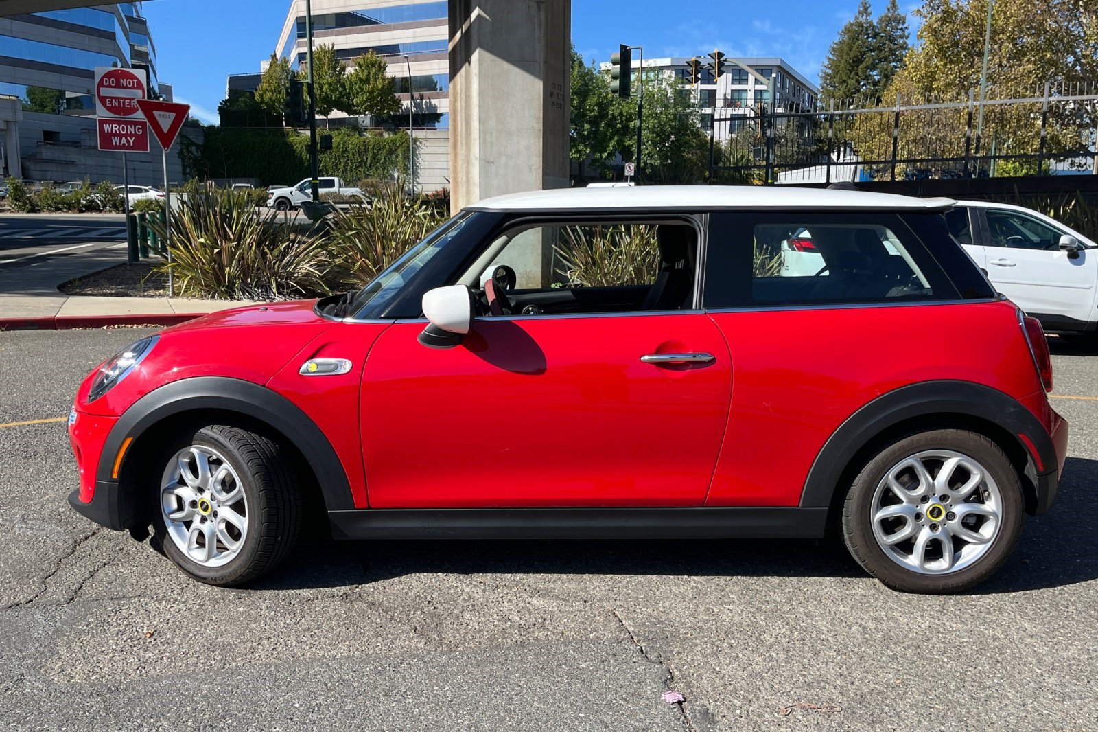 Used 2021 MINI Cooper SE w/ 6.5" Touchscreen Package FWD image 2