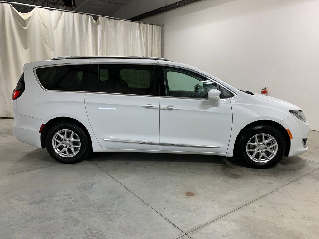 Used 2020 Chrysler Pacifica Touring-L FWD image 11