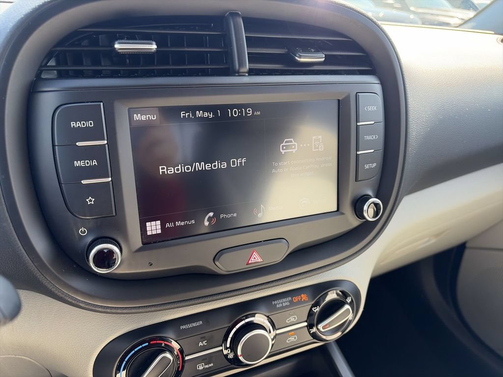 Used 2025 Kia Soul LX w/ LX Technology Package FWD image 16