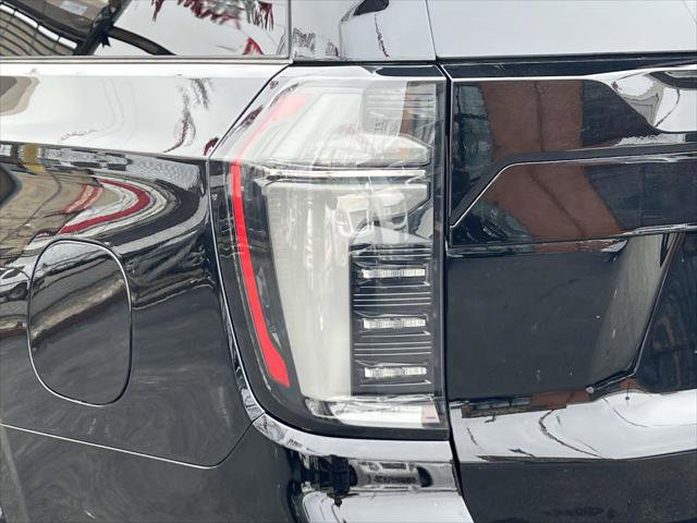 Used 2025 Chevrolet Suburban Premier image 11