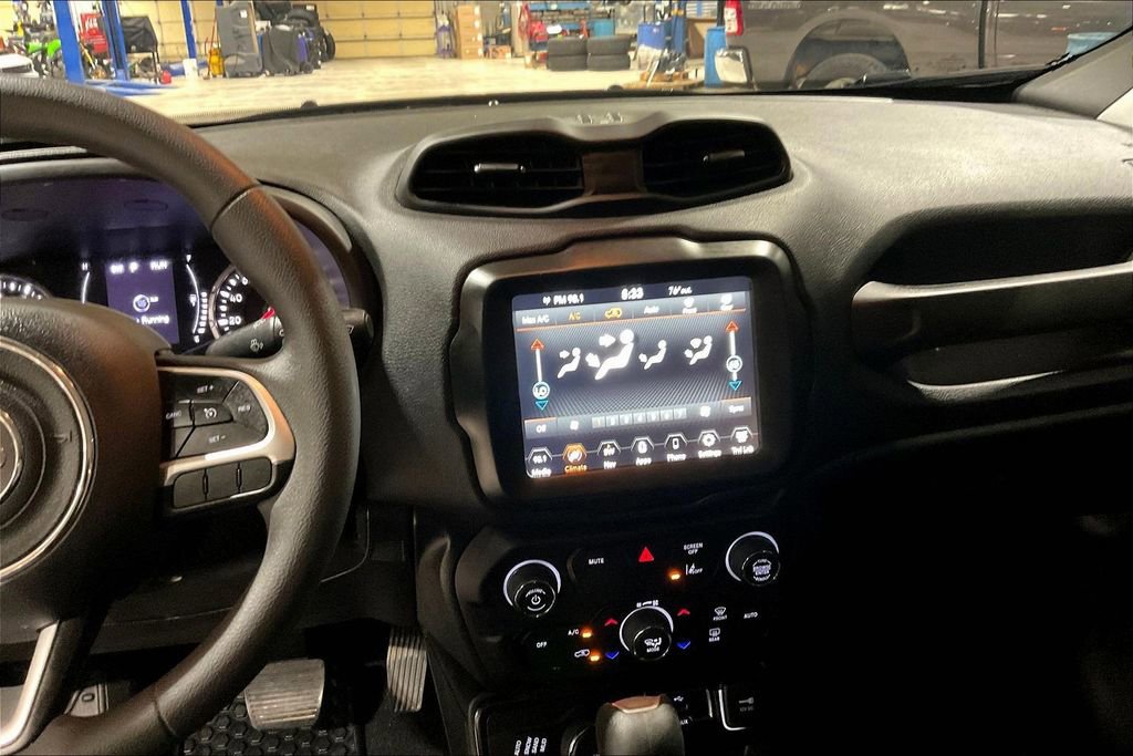 Used 2023 Jeep Renegade Latitude image 6