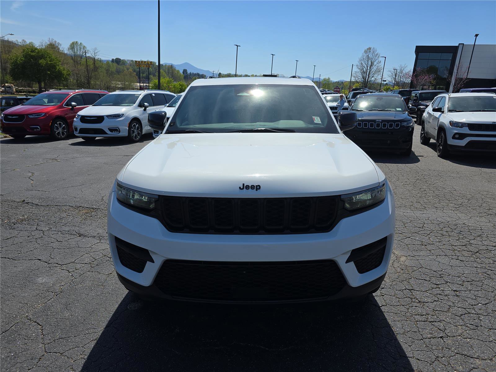 Used 2024 Jeep Grand Cherokee Altitude image 8