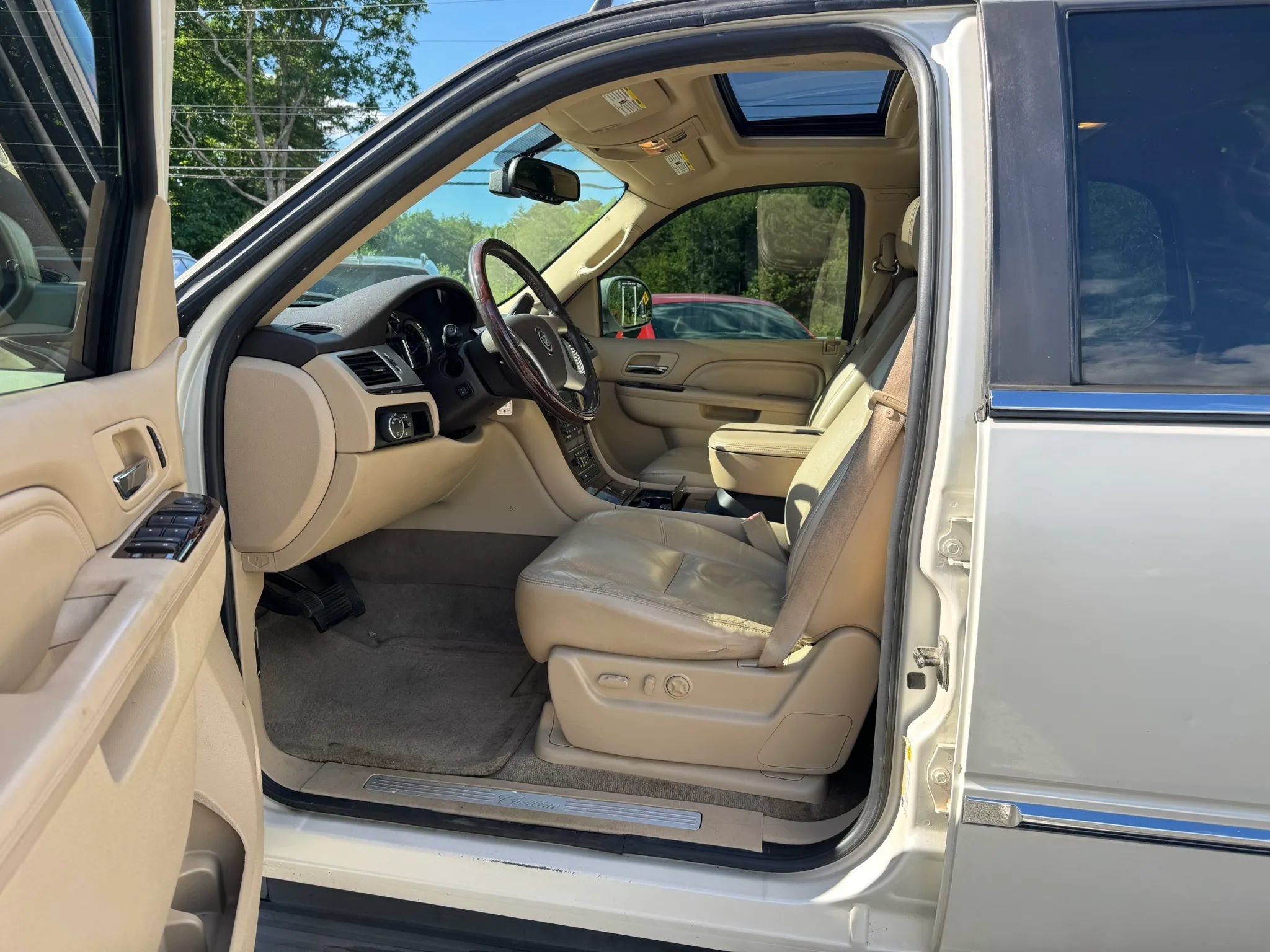 Used 2011 Cadillac Escalade Luxury AWD/4WD image 9