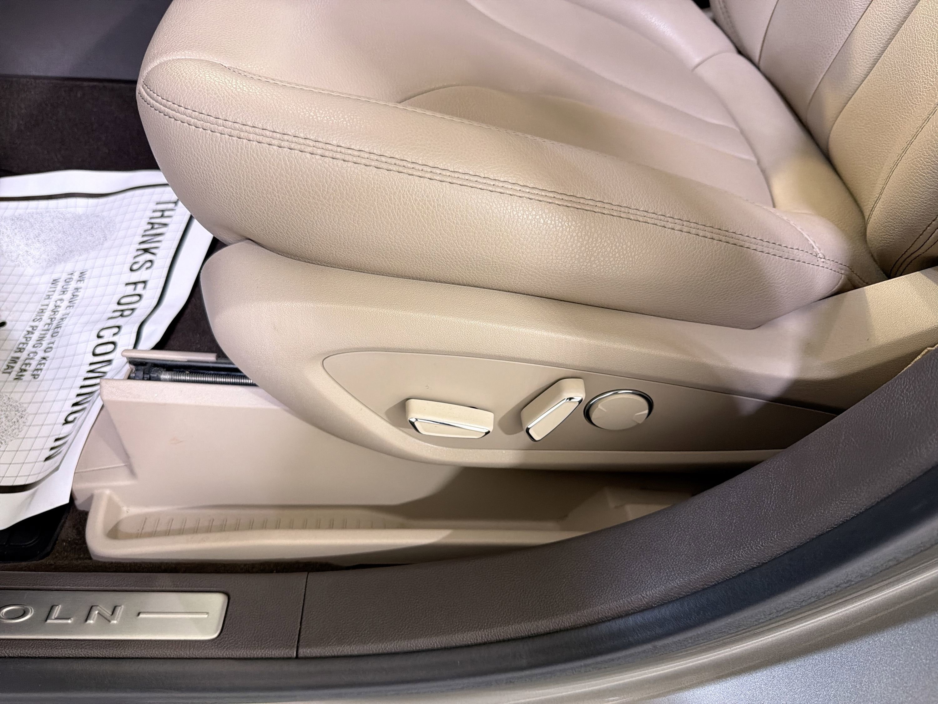 Used 2023 Lincoln Nautilus FWD w/ Premium Package image 11