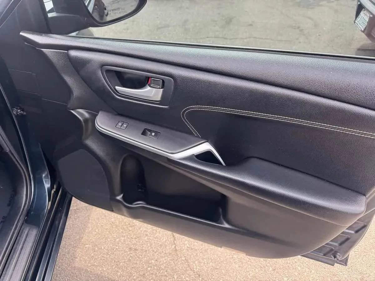 Used 2017 Toyota Camry XLE w/ Moonroof Package FWD image 10
