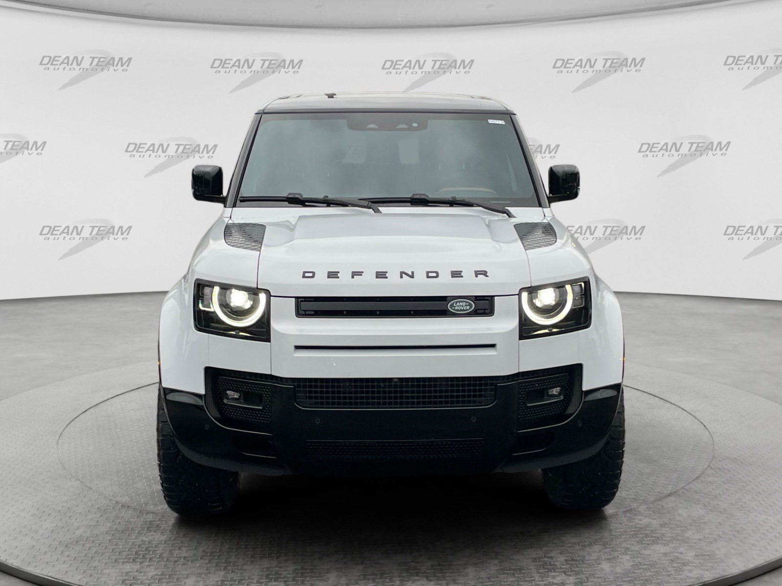Used 2023 Land Rover Defender 90 V8 AWD/4WD image 2