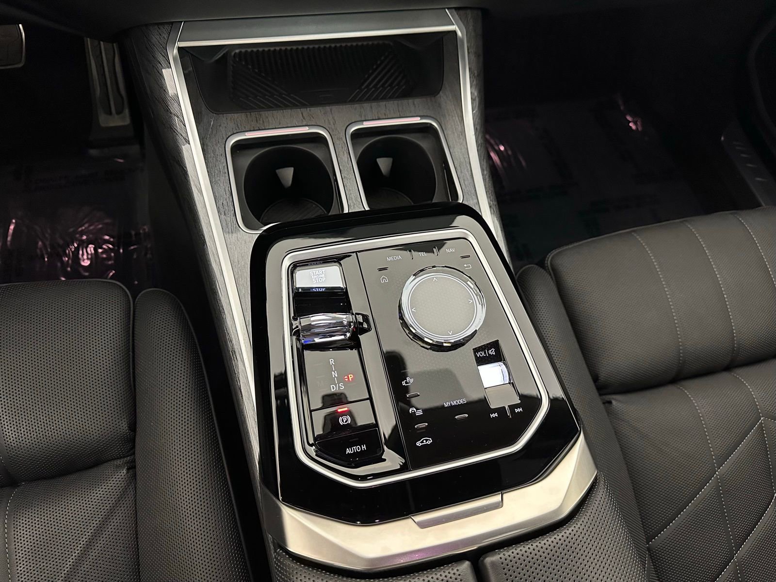 Used 2023 BMW 760i xDrive w/ Parking Assistance Package image 17