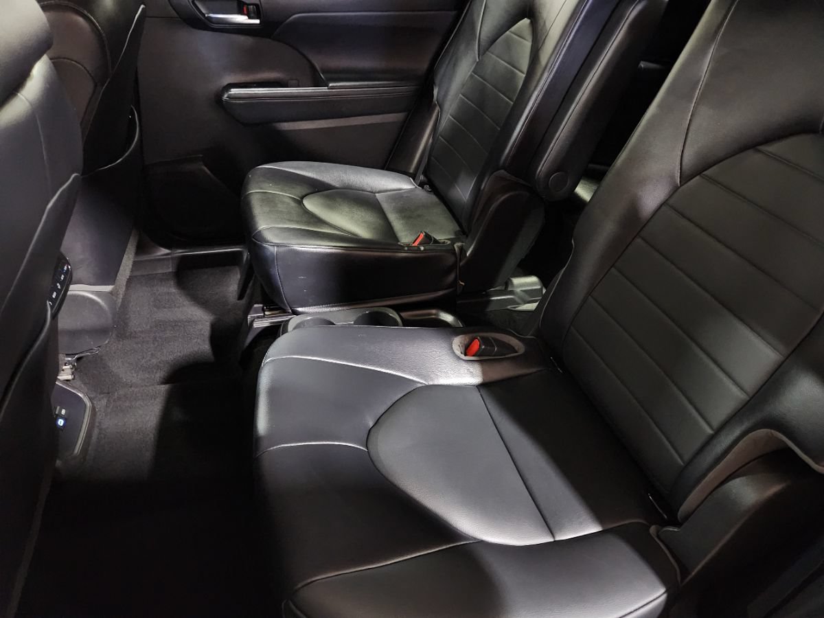 Used 2022 Toyota Highlander XLE FWD image 48