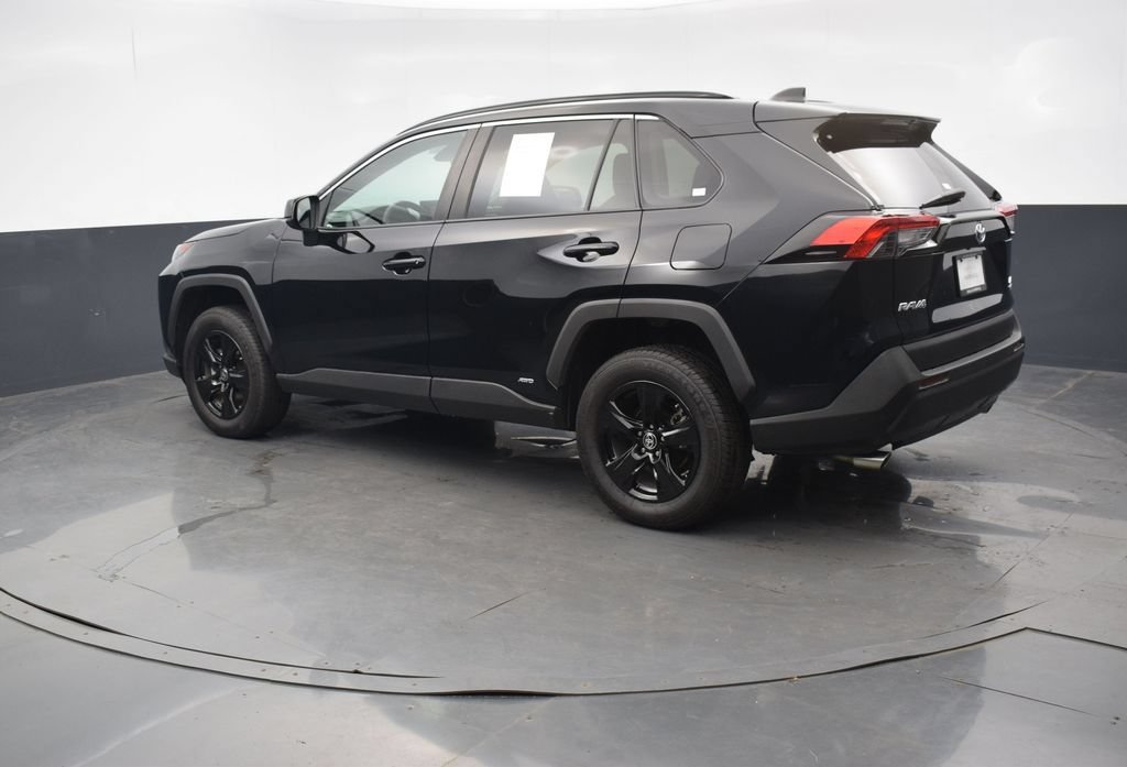 Used 2022 Toyota RAV4 LE AWD/4WD image 4