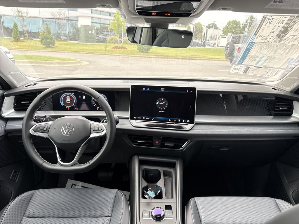 New 2025 Volkswagen Tiguan SE image 23