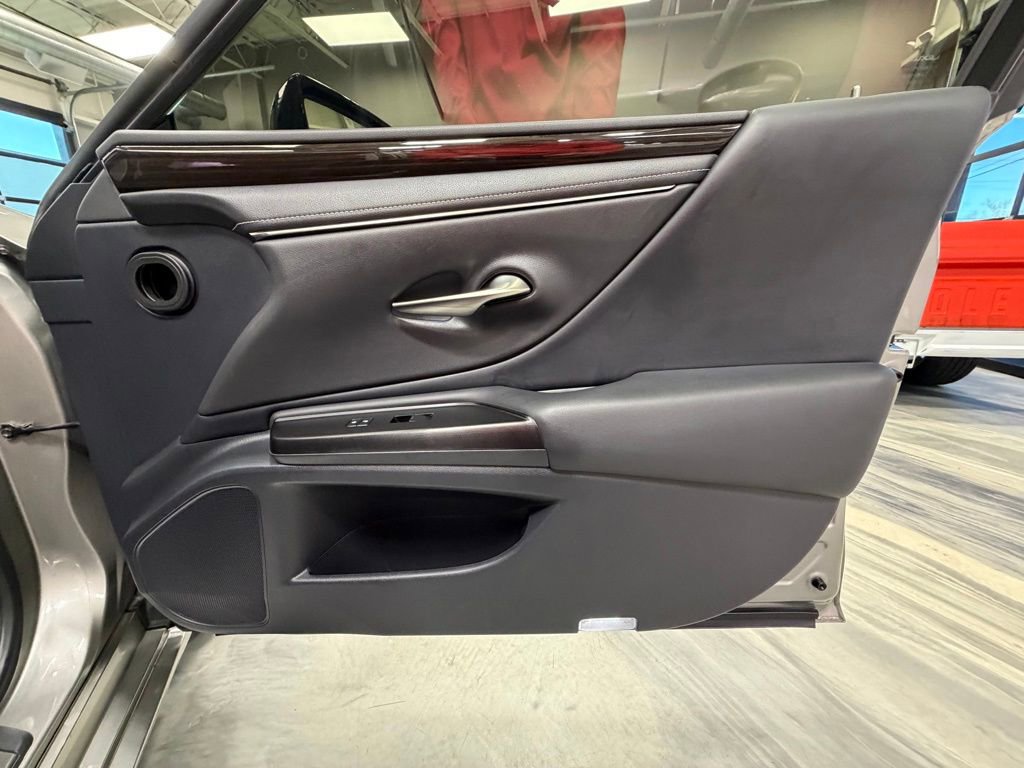 Used 2019 Lexus ES 300h w/ Premium Package image 39