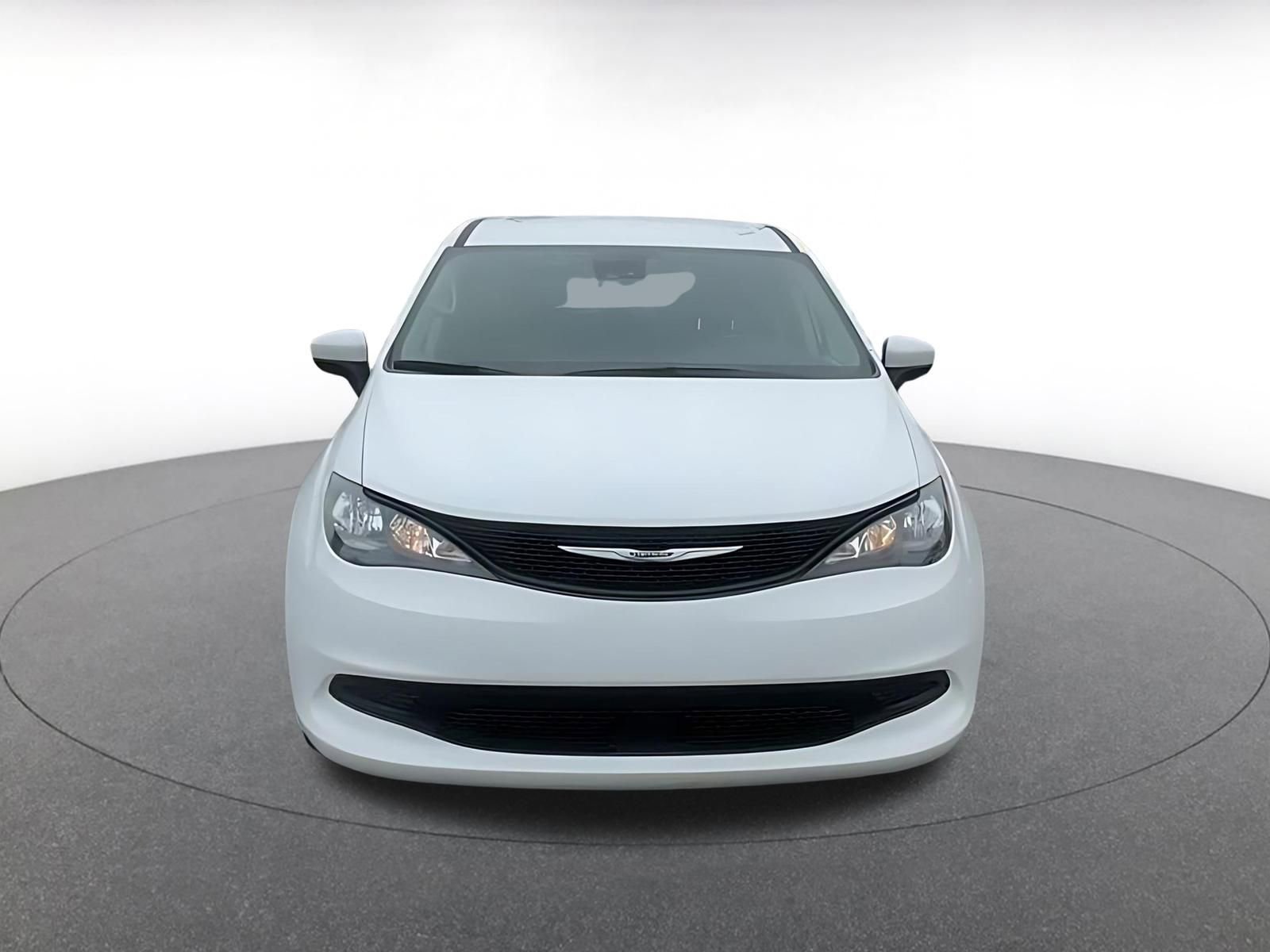 Used 2023 Chrysler Voyager LX image 4