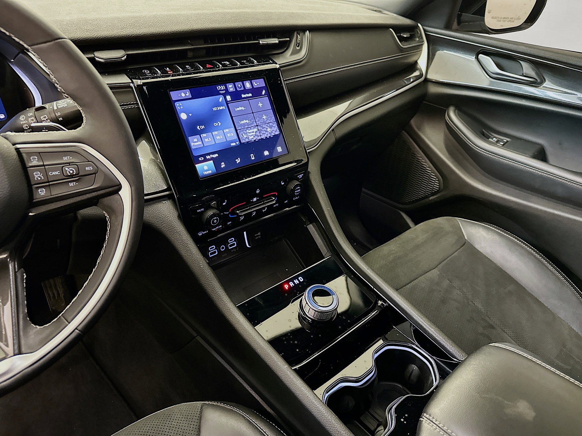 Used 2023 Jeep Grand Cherokee L Laredo image 25