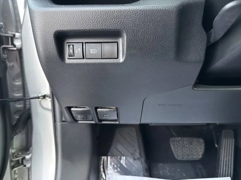 Used 2022 Toyota RAV4 LE image 19