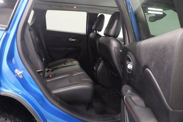 Used 2020 Jeep Cherokee Trailhawk image 17