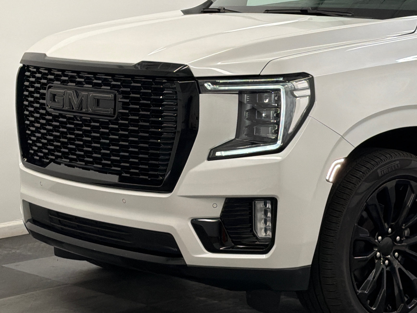 Used 2021 GMC Yukon XL Denali w/ LPO, Illumination Package AWD/4WD image 2
