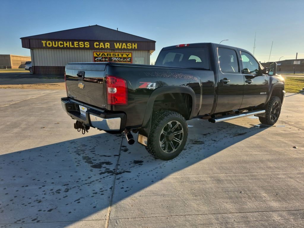 Used 2011 Chevrolet Silverado 2500 LTZ w/ LTZ Plus Package image 5
