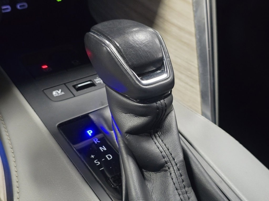 Used 2024 Toyota Venza XLE image 31