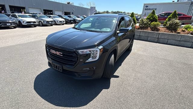 Used 2023 GMC Terrain SLE w/ Driver Convenience Package AWD/4WD image 3