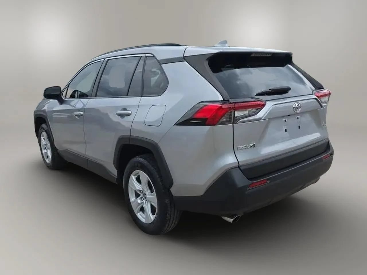 Used 2019 Toyota RAV4 XLE FWD image 6