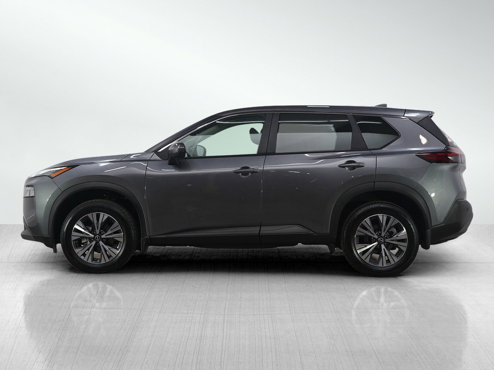 Used 2022 Nissan Rogue SV image 2