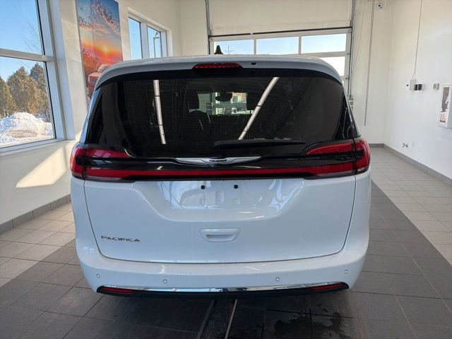 Used 2024 Chrysler Pacifica Touring-L FWD image 4