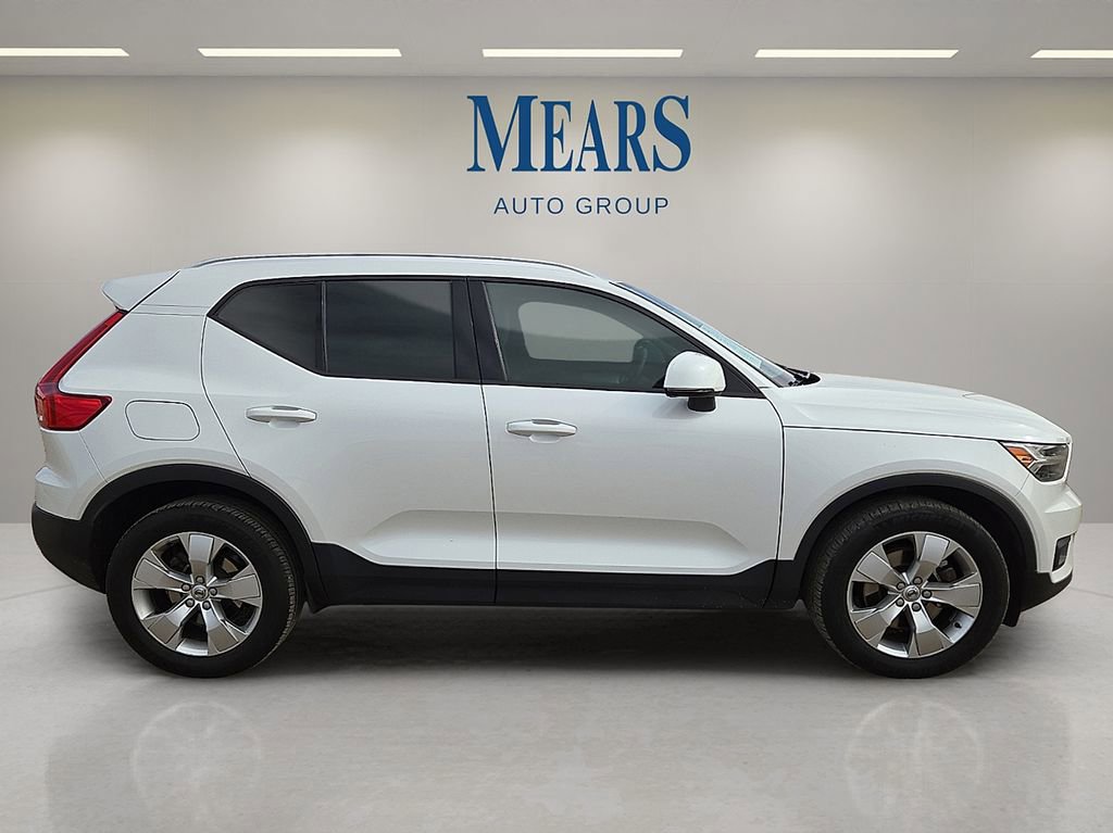 Certified 2021 Volvo XC40 T5 Momentum image 6