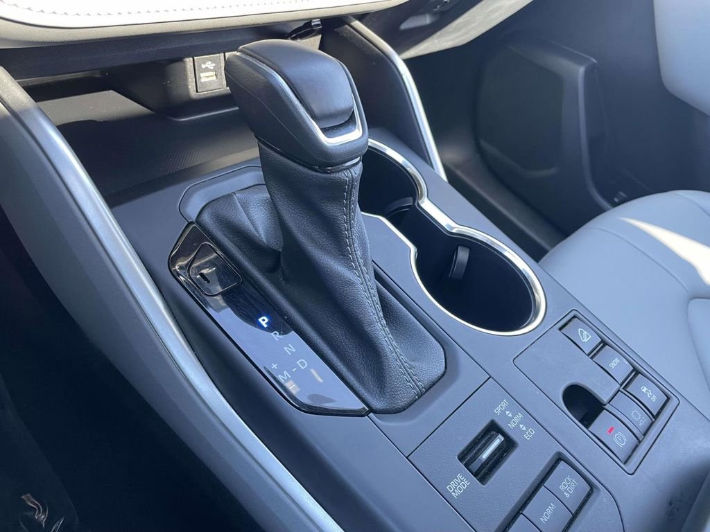 Used 2023 Toyota Highlander XLE AWD/4WD image 42